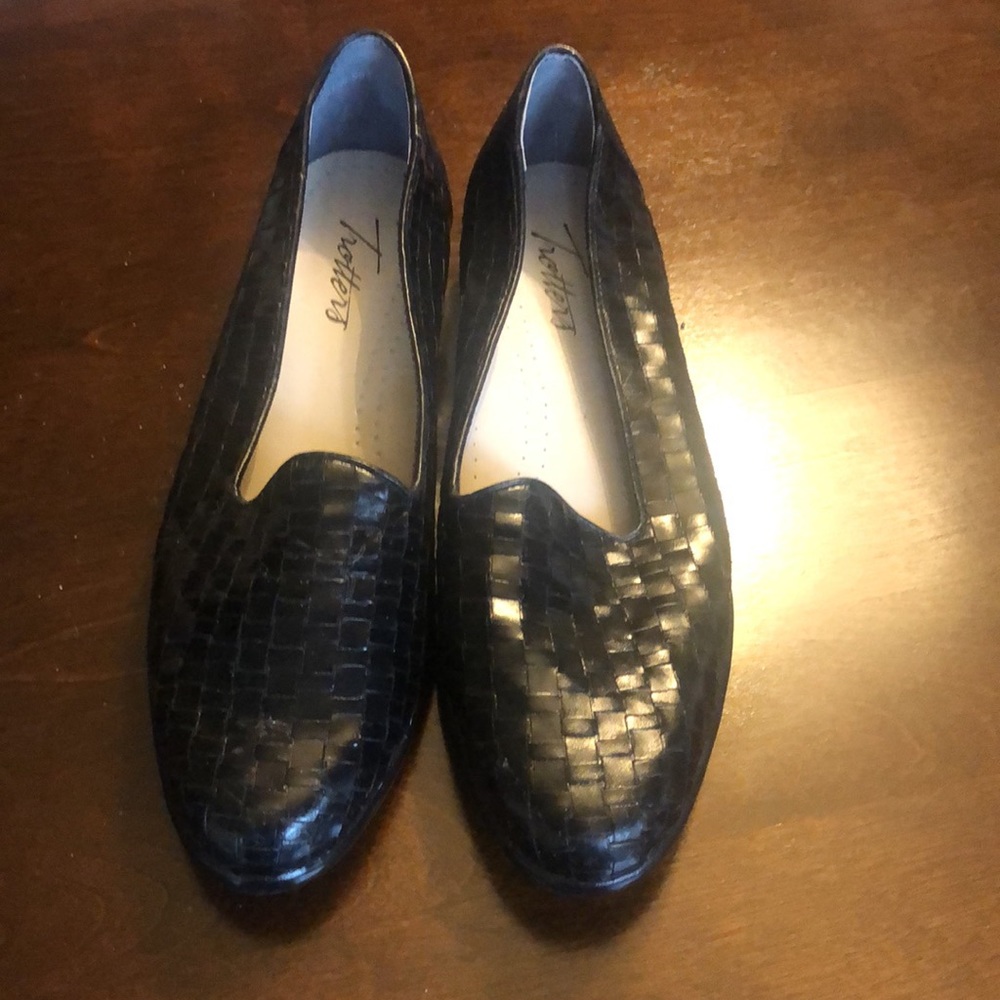 Trotters black woven leather Liz flat  6N narrow